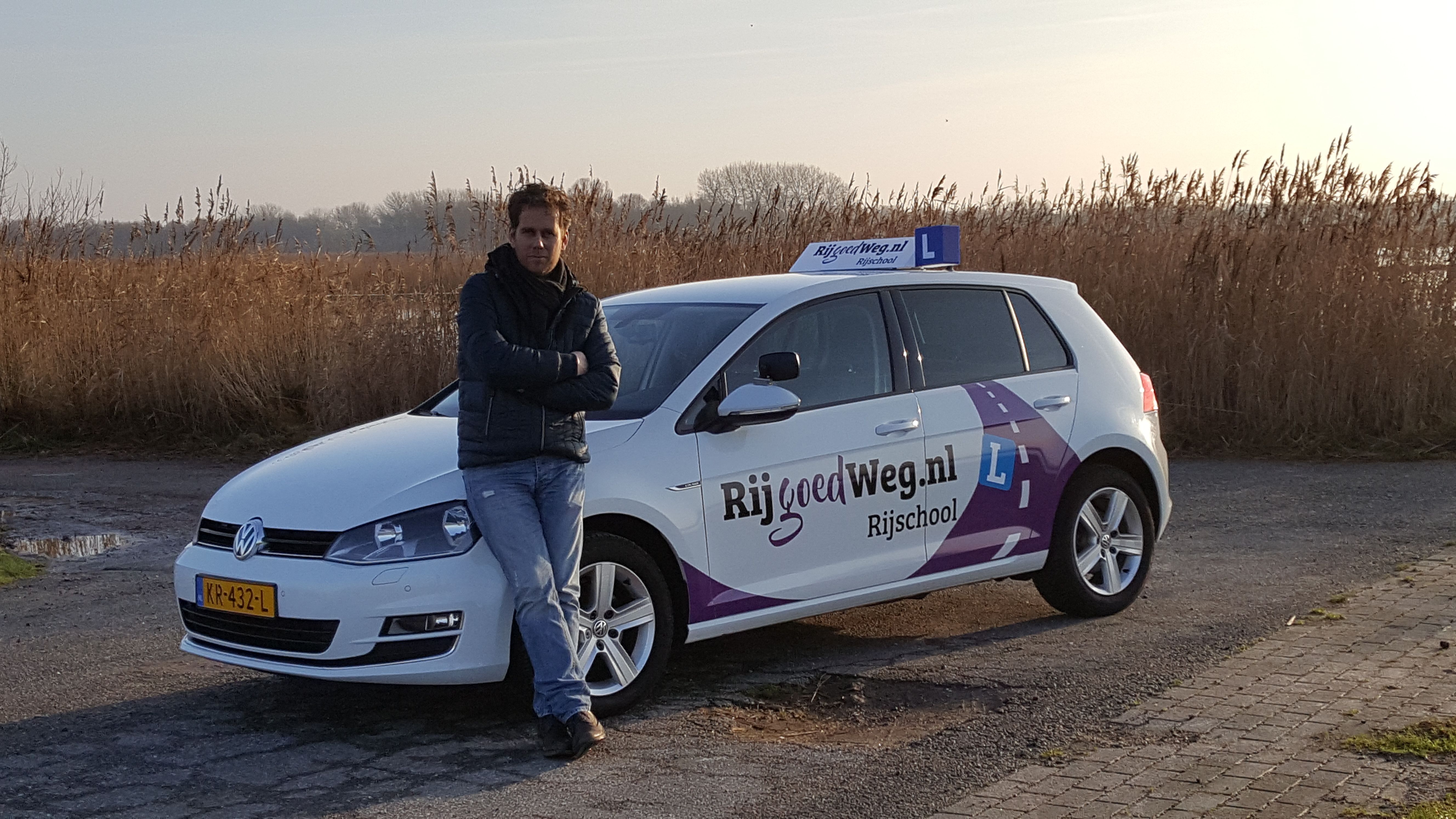 Dit is Erik zelf voor de auto van Rijschool RijGoedWeg!